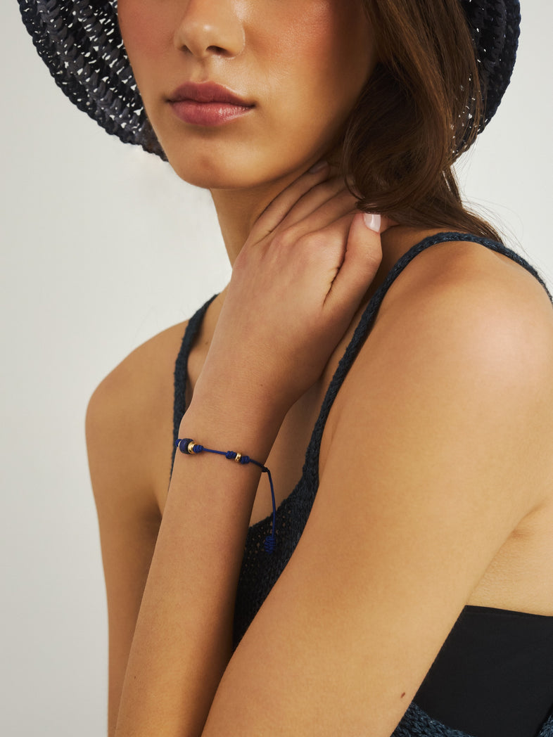  Niebieska bransoletka na sznurku z naturalnym sodalitem i pozłacanymi kulkami 