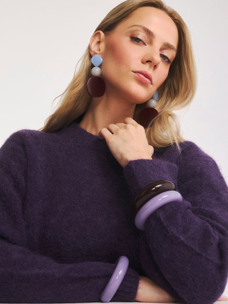  Sztywna otwarta bransoletka z lawendowej żywicy w secie z wiszącymi kolorowymi kolczykami z żywicy 