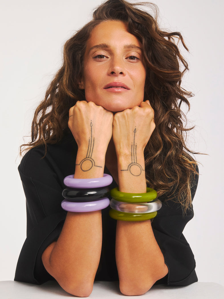  Zestaw kolorowych bransoletek z żywicy w kolekcji Bangle 