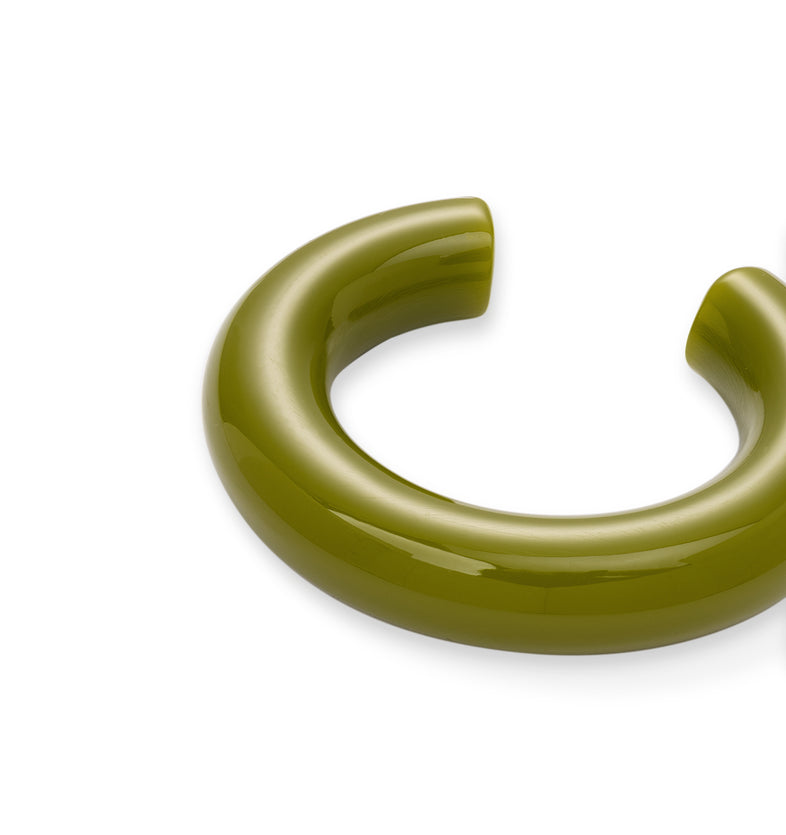  Sztywna otwarta bransoletka z zielonej żywicy 