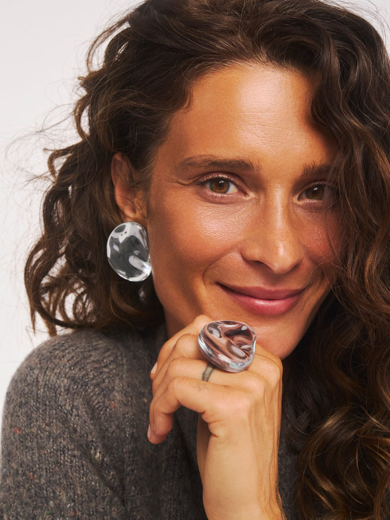  Duży pierścionek Oyster wykonany z żywicy o gładkiej, lustrzanej powierzchni i organicznej, obłej formie, set z kolczykami Oyster 