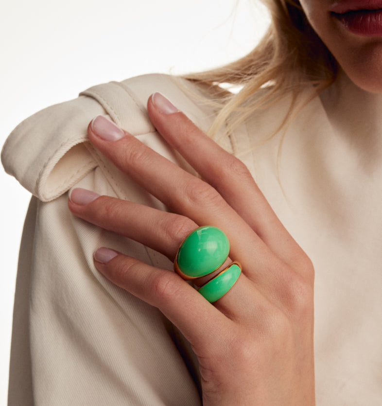  Pozłacany pierścionek z zieloną emalią  2 