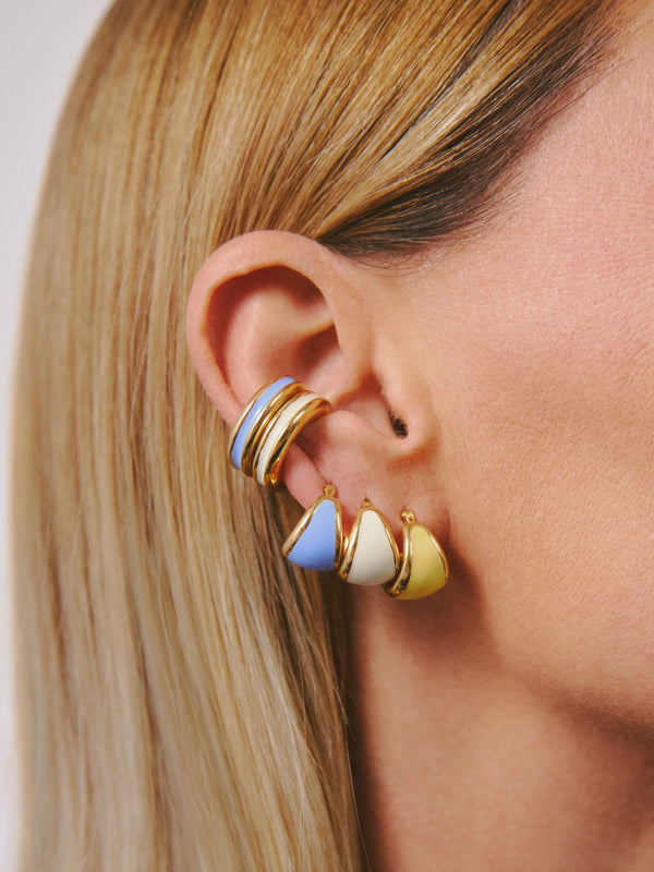 Stylizacja z dwoma pozłacanymi nausznicami z emalią i trzema emaliowanymi kolczykami