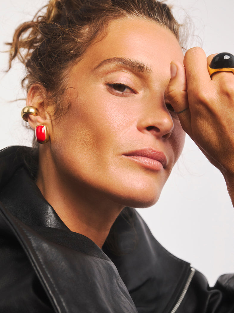  Damskie, obłe kolczyki pozłacane z emalią w czerwonym kolorze — wykonane ze srebra 925, pozłacane złotem 18K, z wygodnym zapięciem na sztyft 