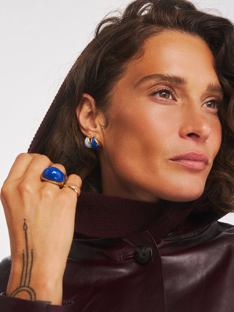  Małe pozłacane kolczyki z granatową emalią Viva w kolekcji Berries w secie z błękitną wersją i pierścionkami z emalią 