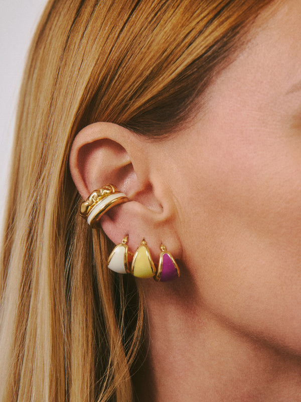 Stylizacja z kilkoma kolczykami z emalią i nausznicami Viva