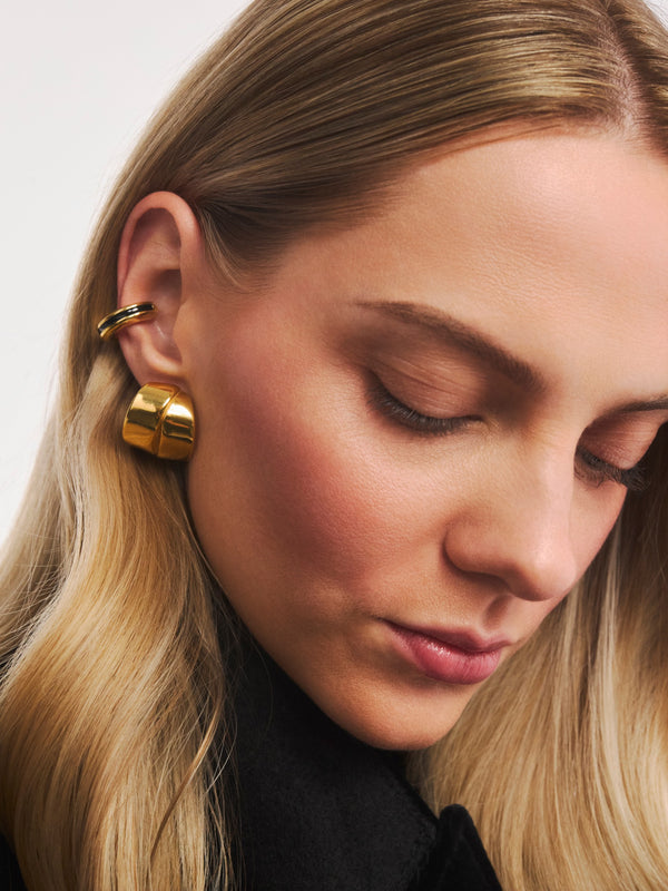 Podwójne geometryczne, dmuchane kolczyki pozłacane z kolekcji Linda