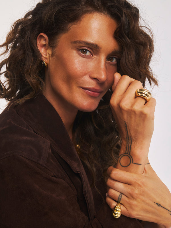 Duży pierścionek pozłacany w dmuchanej formie inspirowanej muszlą w secie z ryflowanym modelem Groove