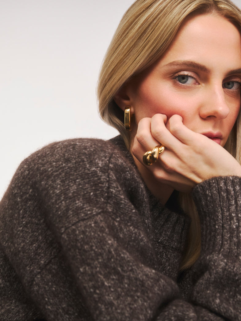  Duży pozłacany pierścionek dmuchany w plecionej formie  