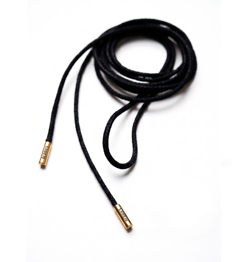 Collier cordon noir avec détails plaqués or
