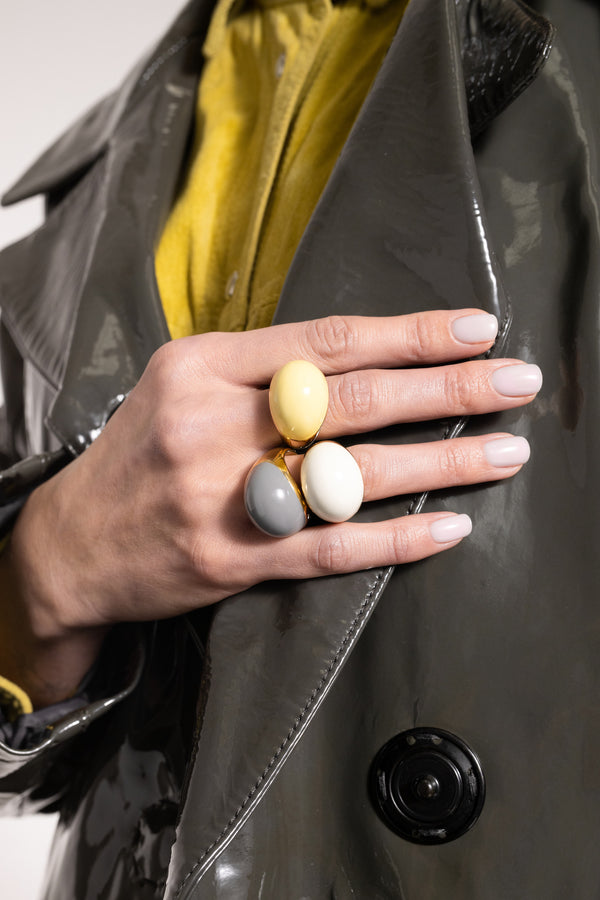 Stylizacja z trzema wielkimi pierścionkami z emalią