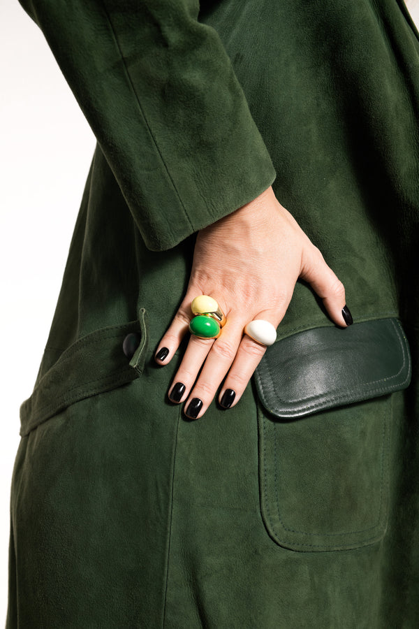 Stylizacja pokazująca emaliowane duże pierścionki