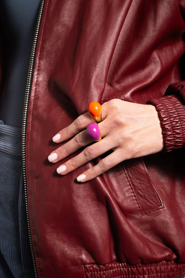 Stylizacja dwóch masywnych, pozłacanych pierścionków