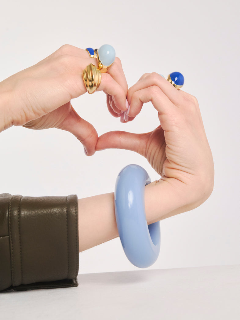  Pozłacany pierścionek inspirowany muszlą z setem pozłacanych pierścionków z emalią i bransoletą z żywicy w odcieniach niebieskiego 