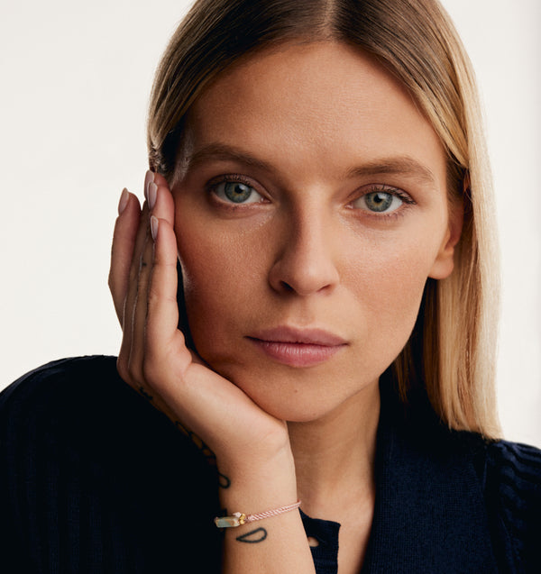 Power of Self-care - różowa bransoletka na sznurku z kamieniem 