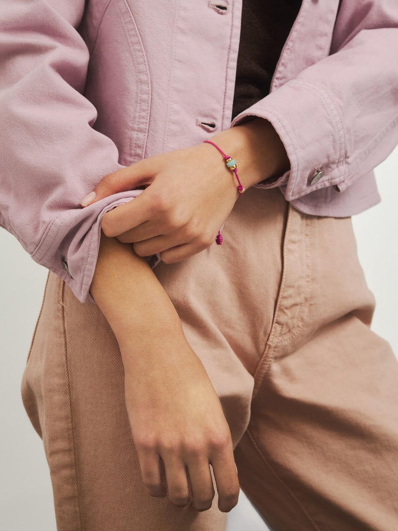  Różowa bransoletka na sznurku z naturalnym amazonitem i pozłacanymi kuleczkami ze srebra 925 - stylizacja z różową koszulą 