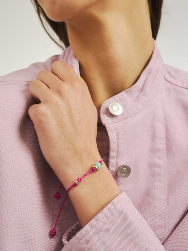  Różowa bransoletka na sznurku z naturalnym amazonitem i pozłacanymi kuleczkami 