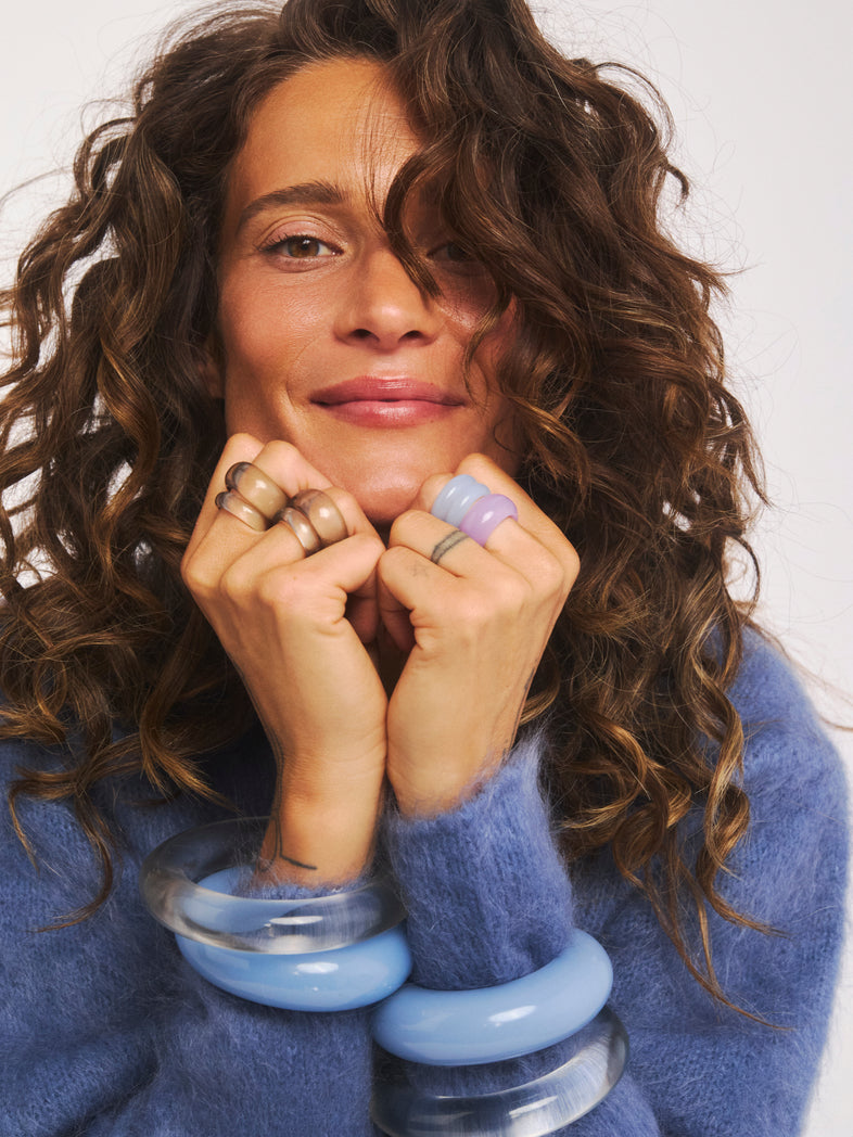  Set kolorowych pierścionków i dużych bransoletek z żywicy w kolekcji Splash od Berries 