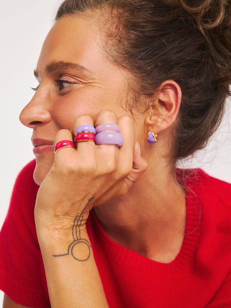  Zestaw kolorowych pierścionków z żywicy i pozłacanych z emalią w kolekcji Berries 