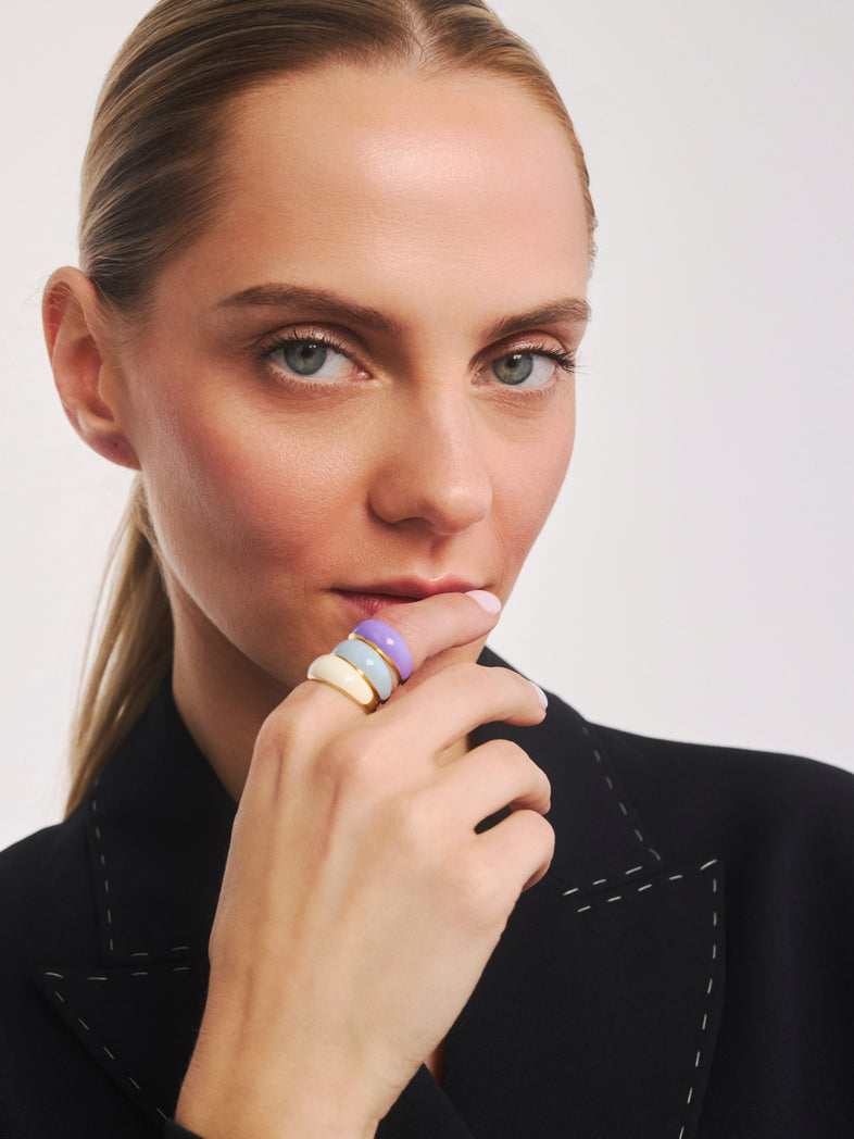 Set małych pierścionków pozłacanych z pastelowymi kolorami emalii noszonych na jednym palcu w kolekcji Berries 