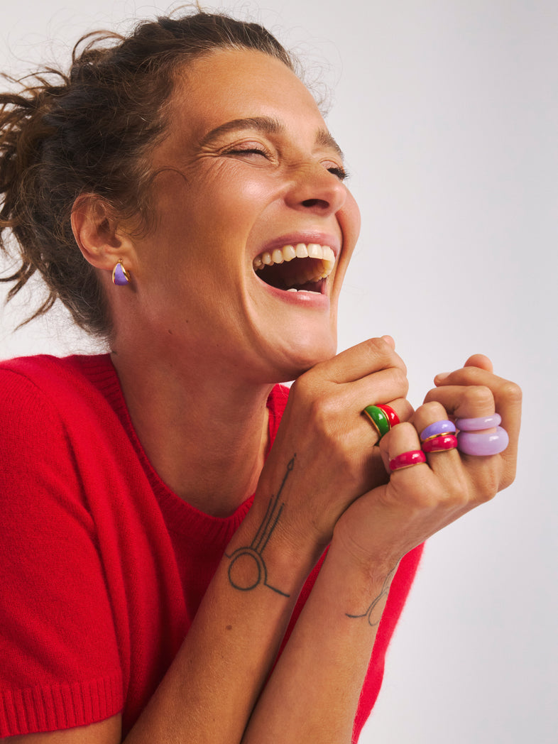  Set pierścionków pozłacanych z pastelowymi kolorami emalii i z żywicy noszonych na różnych palcach od Berries 