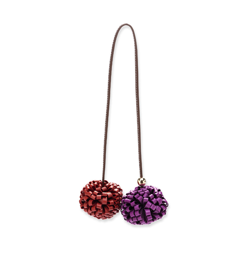  Skórzany brelok do torebki z pomponami w kolorze wiśniowym i fioletowym 