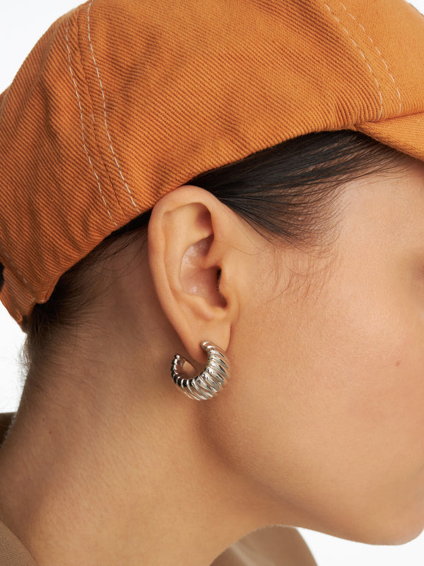 Srebrne, szerokie kolczyki z ryflowaniem i zapięciem na sztyft