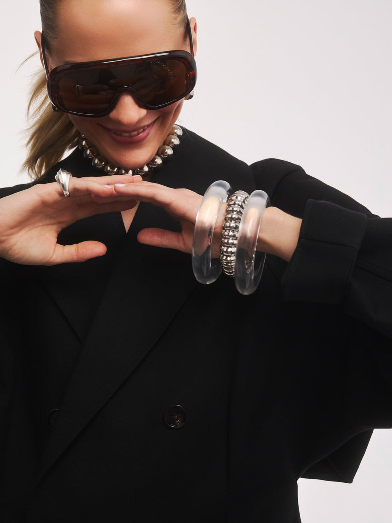  Srebrne korale z żywicy na beżowej wstążce w kolekcji Splash - set z srebrną biżuterią i bransoletkami z żywicy 