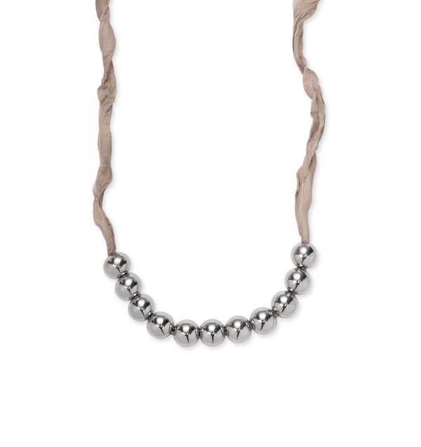 Srebrne korale z żywicy na beżowej wstążce w kolekcji Splash