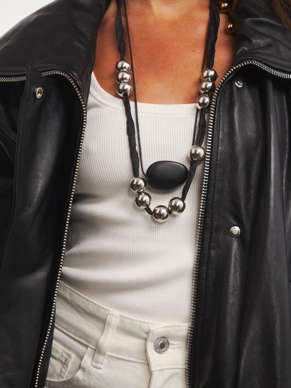 Srebrne korale z żywicy na czarnej wstążce w kolekcji Splash