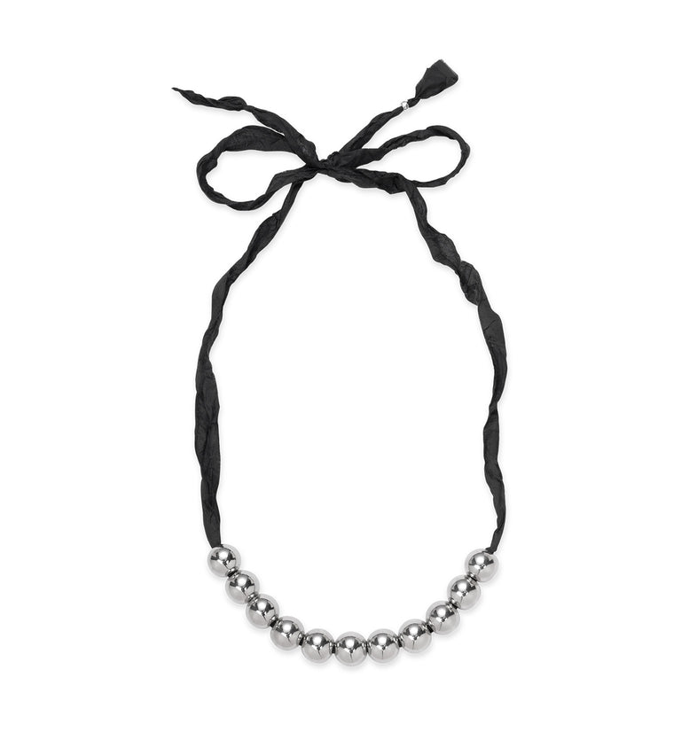  Srebrne korale z żywicy na czarnej wstążce w Berries 