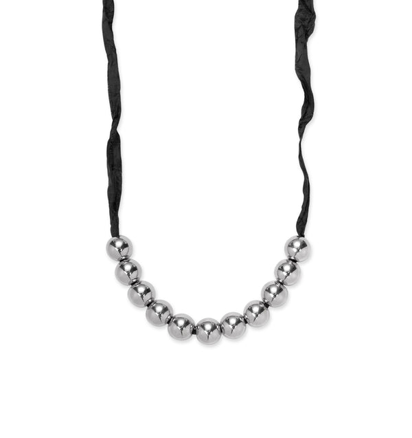 Srebrne korale z żywicy na czarnej wstążce w kolekcji Splash