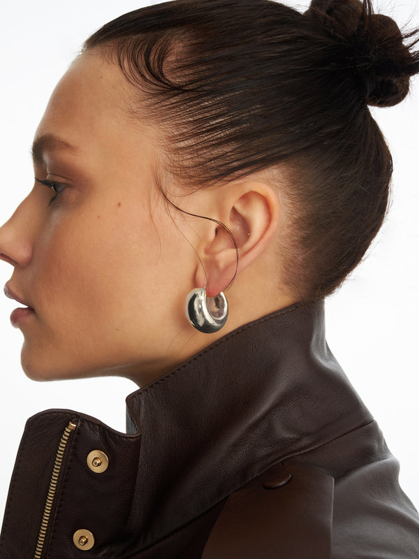 Srebrne okrągłe kolczyki dmuchane Luna - połączenie ze skórzaną kurtką