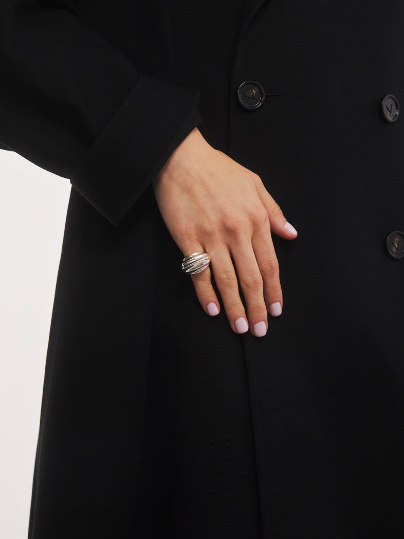  Duży srebrny pierścionek inspirowany muszlą Shell w kolekcji Berries 