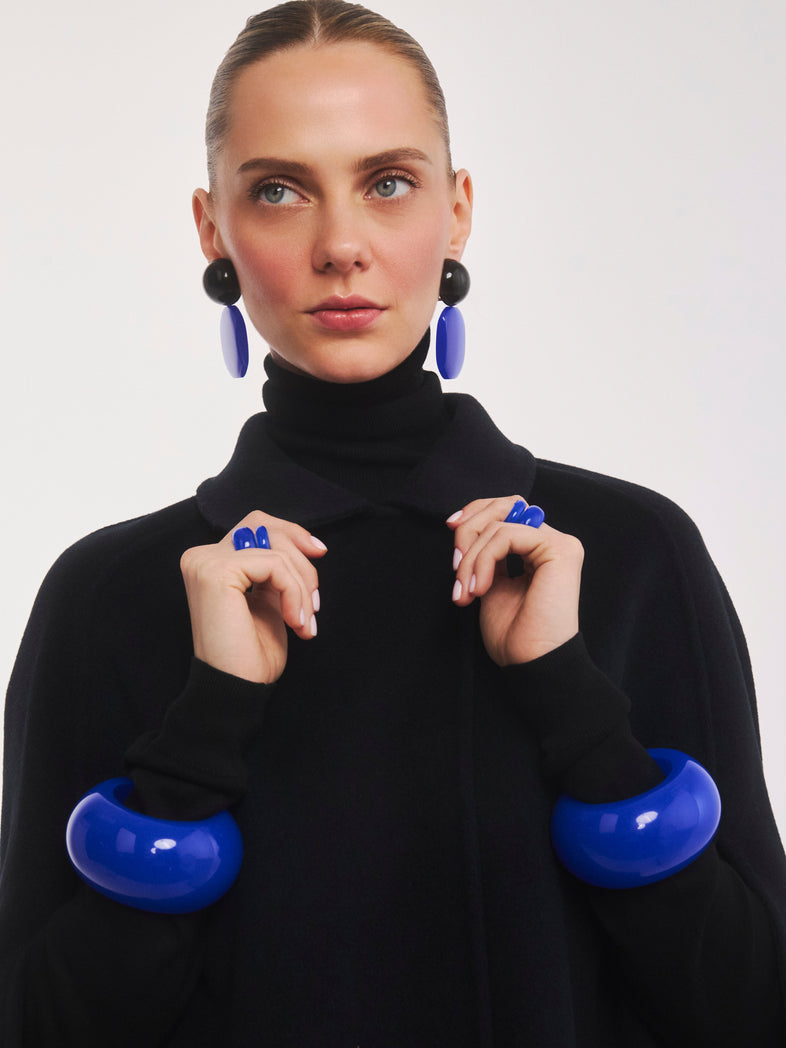  Owalna szeroka bransoletka dmuchana Bangle Elipce – z żywicy w kobaltowym kolorze 