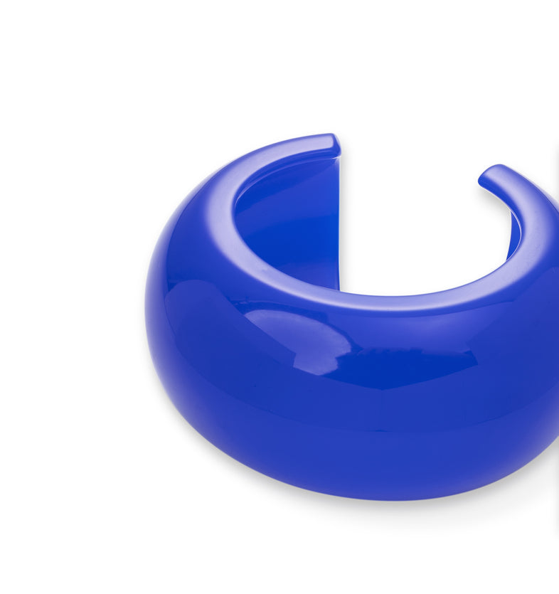  Kobaltowa szeroka dmuchana bransoletka z żywicy Bangle | Berries 