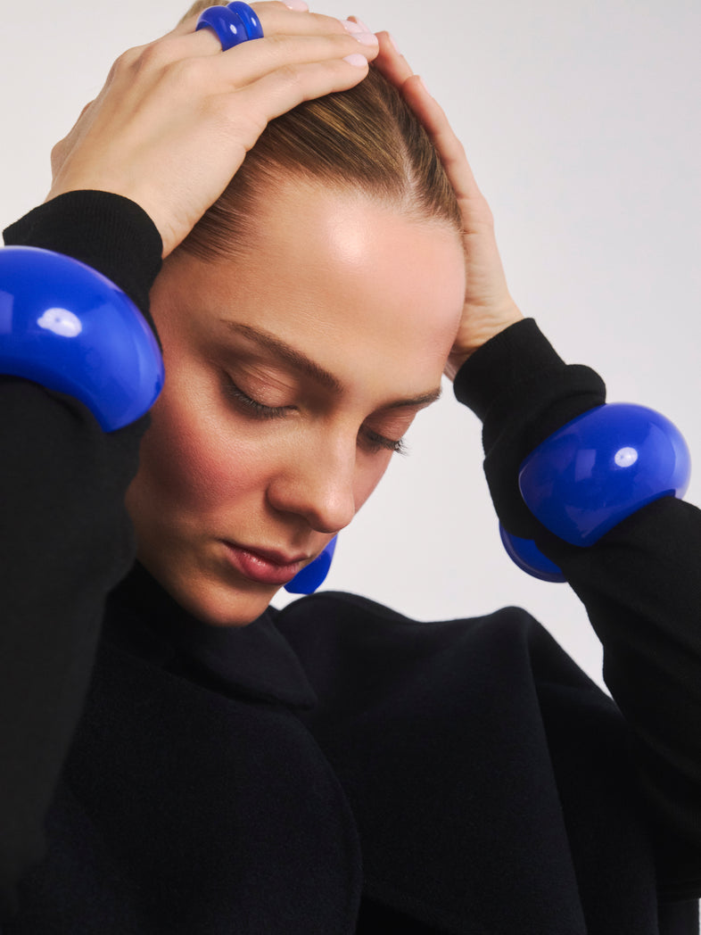  Kobaltowa szeroka dmuchana bransoletka z żywicy Bangle - set z kobaltowymi pierścionkami z żywicy w kolekcji Splash 