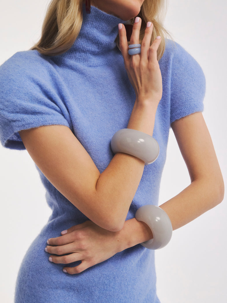  Szara szeroka dmuchana bransoletka z żywicy Bangle | Berries 