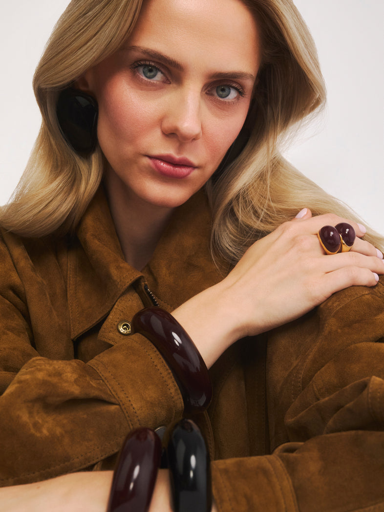  Otwarta szeroka bransoletka bangle z bordowej żywicy Bangle Loop - set z czarną jej wersją i pozłacanymi pierścionkami z emalią 