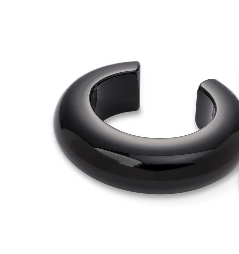  Otwarta szeroka bransoletka bangle z czarnej żywicy Bangle Loop w kolekcji Berries 