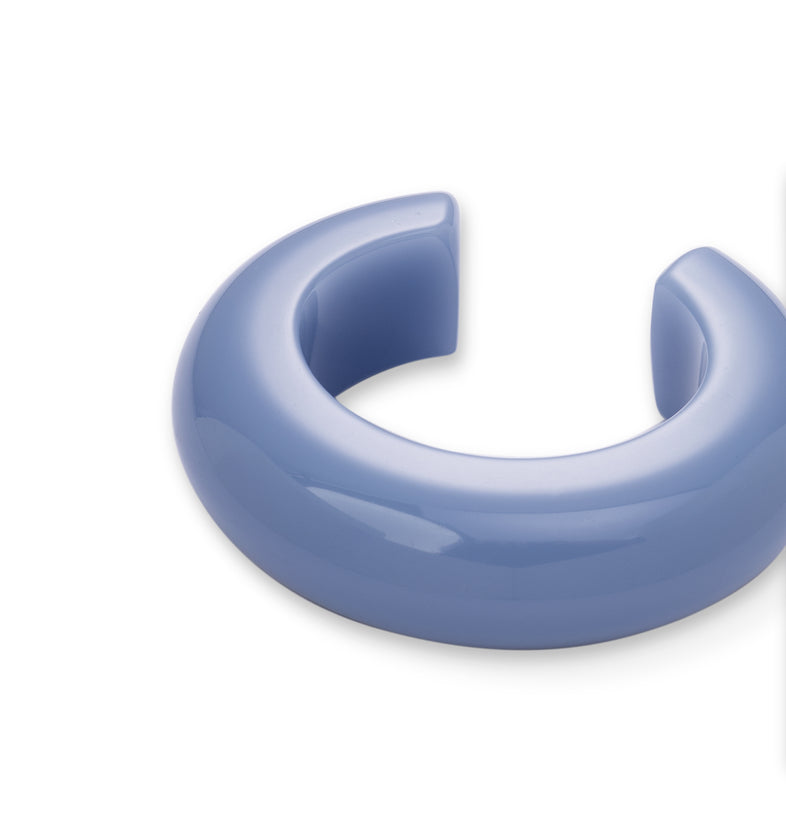  Błękitna szeroka otwarta bransoletka z żywicy Bangle Loop | Berries 