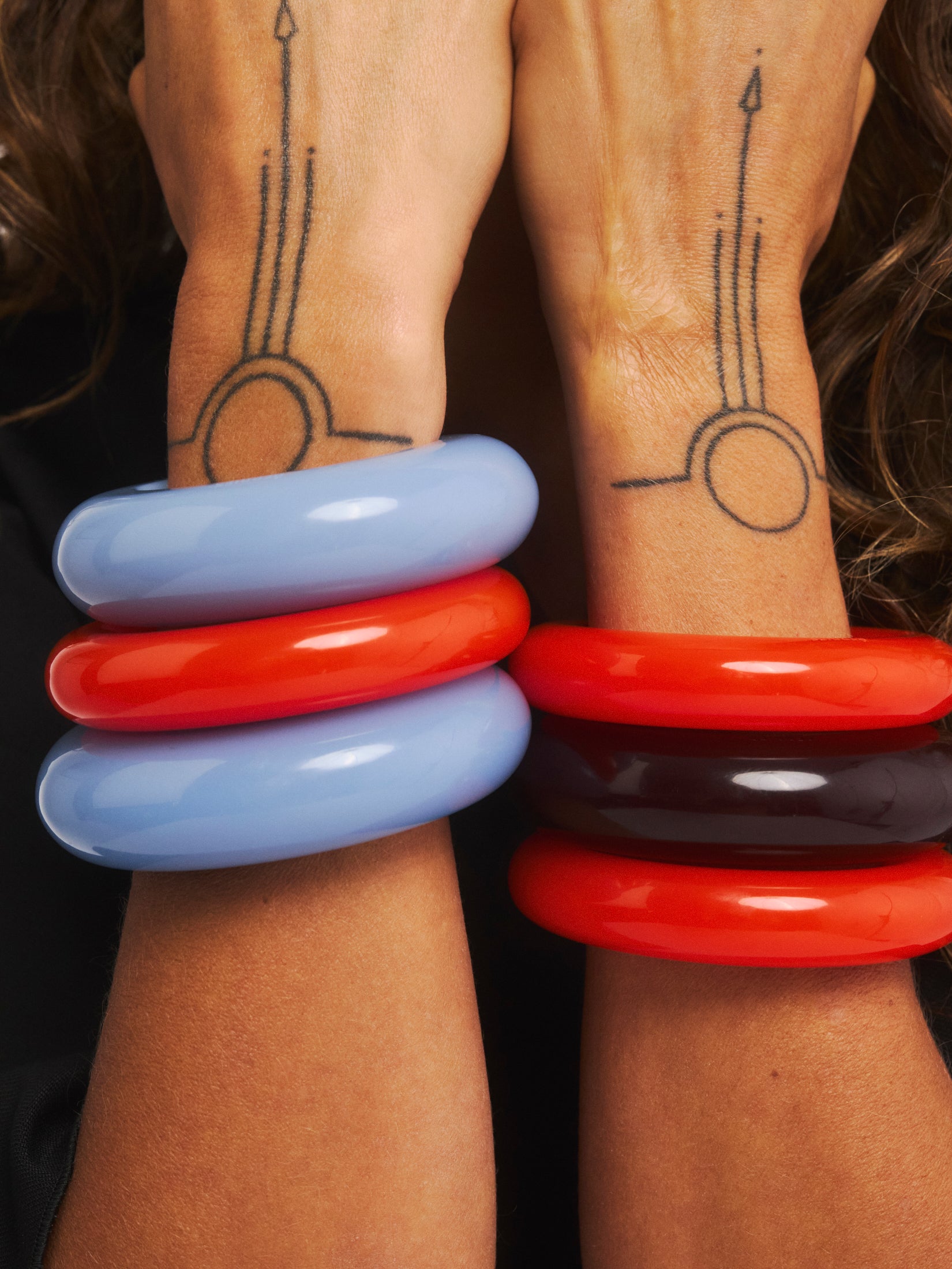 Owalna szeroka bransoletka Bangle Loop – z żywicy w błękitnym kolorze, set bransoletek z kolorowej żywicy