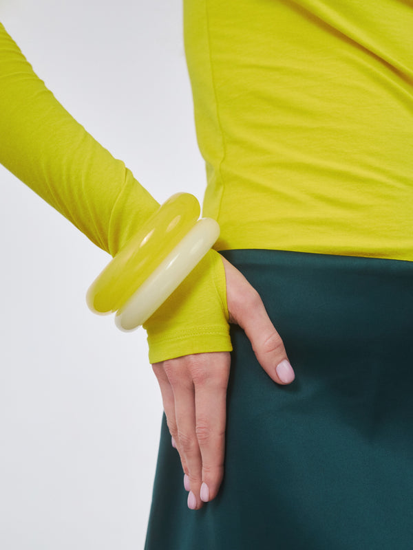 Zestawienie dwóch bransoletek z żywicy w różnych kolorach