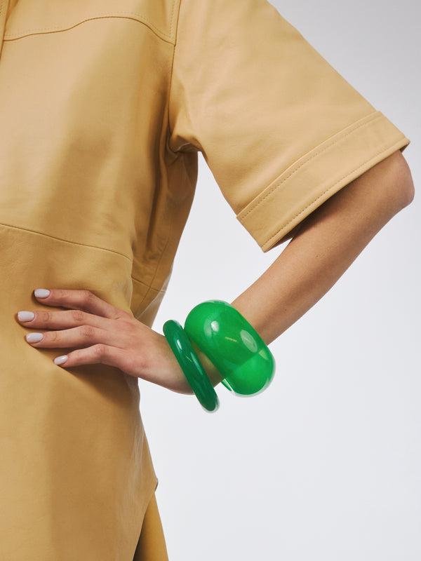 Zestawienie dwóch zielonych bransoletek z żywicy Berries