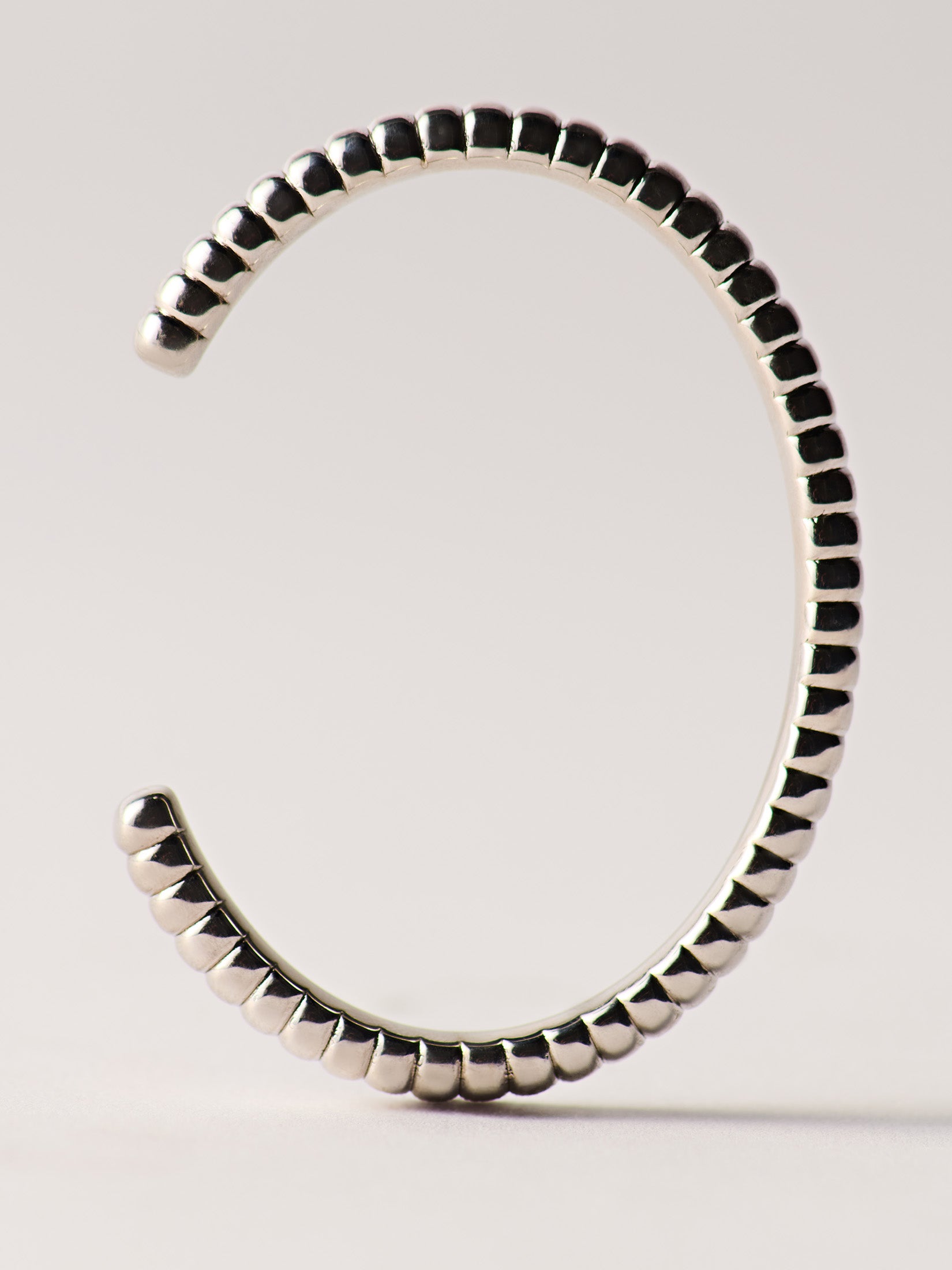 Sztywna srebrna bransoletka bangle z ryflowaniem Berries