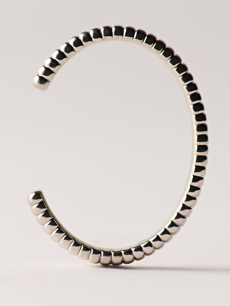  Sztywna srebrna bransoletka z ryflowaniem Berries 