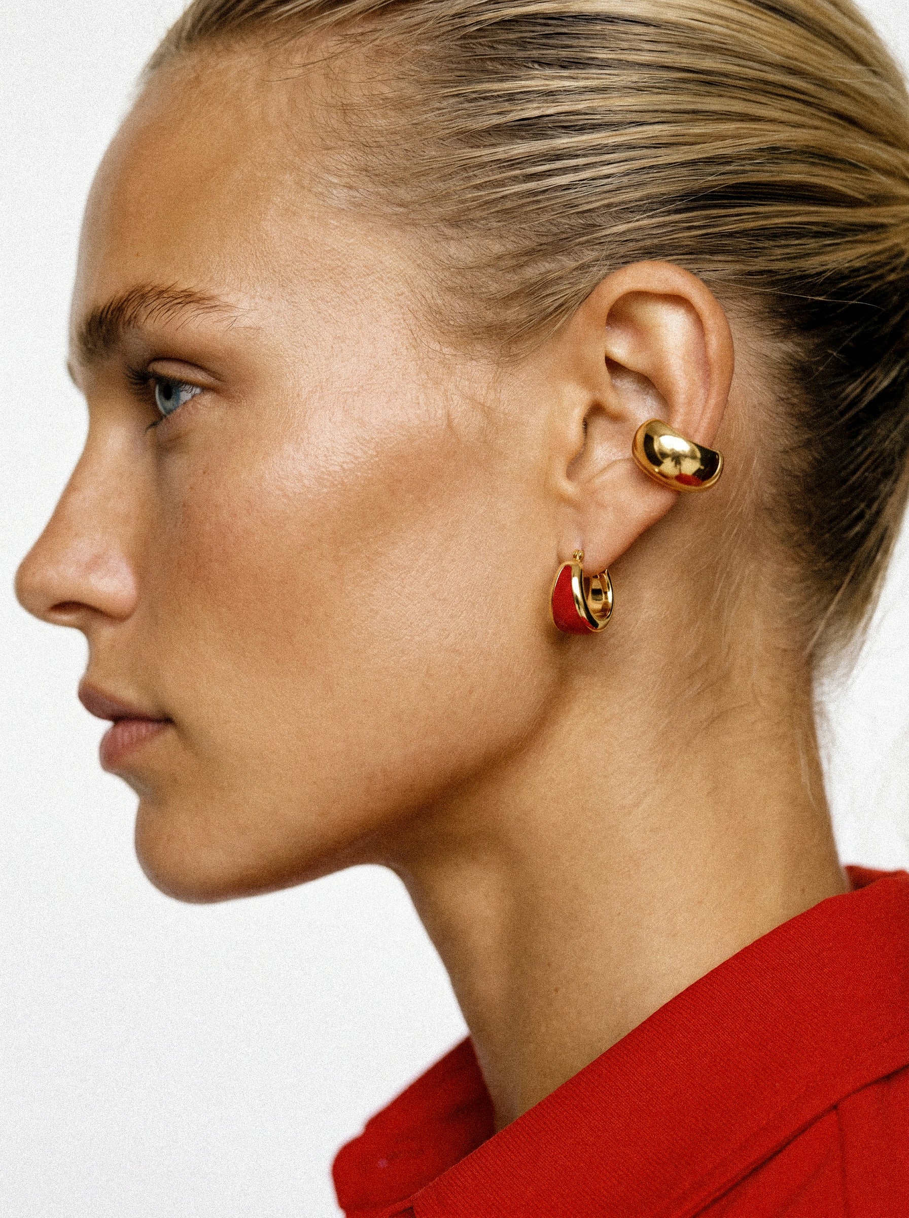 Petites boucles d'oreilles ovales dorées à l'émail rouge 1