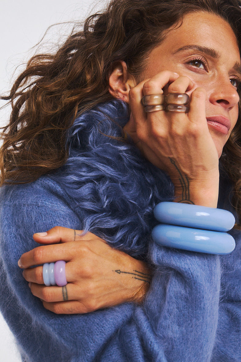  Zestaw dwóch czarnoszarych i błękitnych pierścionków z żywicy w kolekcji Splash od Berries z dużymi błękitnymi bransoletami 