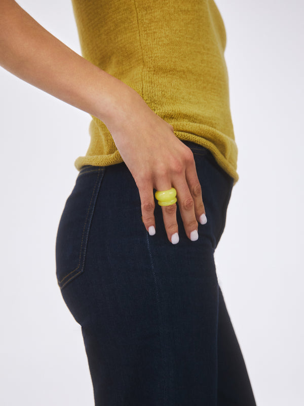 Stylizacja dopełniona pierścionkami z żywicy o żółtym kolorze