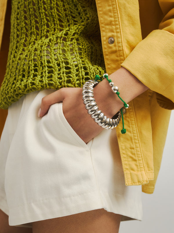 Bransoletka Bubbles Green w zestawieniu ze srebrną masywna bransoletką